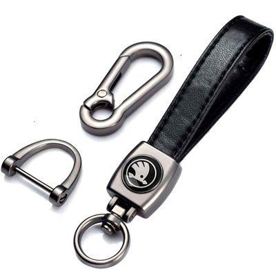 Стильний шкіряний Брелок Skoda ремінцем на ключі з Карабіном 63376 фото